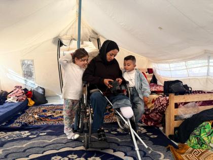 خاص| بعد إصابتها في مجزرة الباقة... كفاح الفاخوري تعود إلى التصوير بساق مبتورة