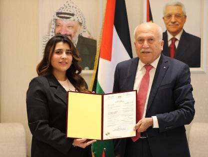 العامور يُسلّم شهادة براءة اختراع لمنهجية مبتكرة في إنشاء مناطق التخطيط والتطوير المشترك