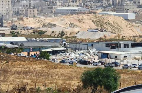  الاحتلال يهدم مغسلة مركبات ومزرعتين للمواشي في رافات شمال غرب القدس