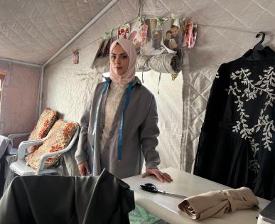 خاص بالصور| حين تصبح الخيمة مشغلاً.. إسراء تعيد بناء حياتها بماكينة خياطة