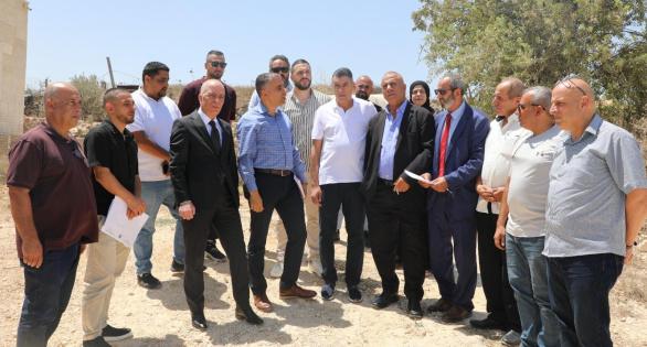 رئيس سلطة الأراضي يزور مخيم الجلزون ويُسلّم قرار تخصيص أرض لإنشاء خزان مياه استراتيجي