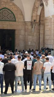 70 ألفا يؤدون الجمعة في المسجد الأقصى رغم إجراءات الاحتلال