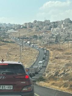مئات المواطنين عالقون على حاجز جبع شمال القدس