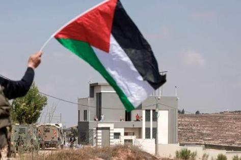 حصار المستوطنين لثلاثة منازل يدخل أسبوعه الثاني وتحويل منزل إلى ثكنة عسكرية