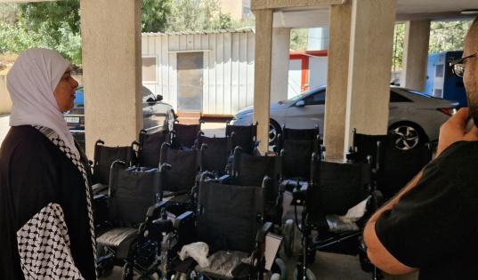 غنام تسلم عشرات الكراسي الكهربائية لمستحقيها.. وتؤكد: دعم ذوي الهمم أولوية