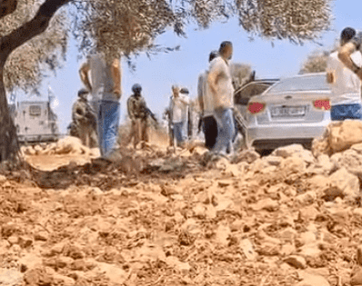 وزارة الحكم المحلي تستنكر اعتداء المستوطنين على رئيس وأعضاء مجلس بلدي بيت فوريك