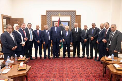الرئيس عباس يترأس اجتماعا لمجلس المحافظين ويطلع على الأوضاع الميدانية واعتداءات الاحتلال