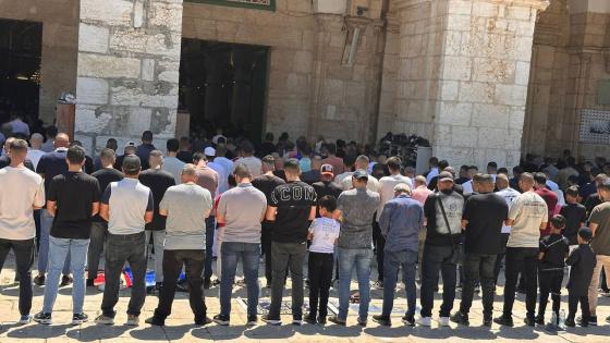 بالصور | عشرات الآلاف يؤدون صلاة الجمعة في المسجد الأقصى
