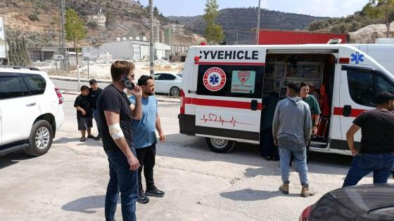 مستوطنون يعتدون على عائلة وصحفيين في قرية جالود