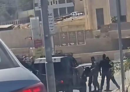 الاحتلال يعتقل شابا ويبعد مواطنين عن القدس والأقصى