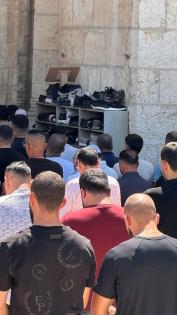 70 ألفا يؤدون الجمعة في الأقصى رغم إجراءات الاحتلال