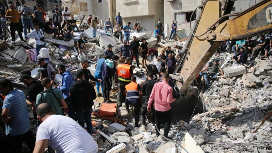 انتشال جثامين 17 شهيداً من تحت الأنقاض في غزة