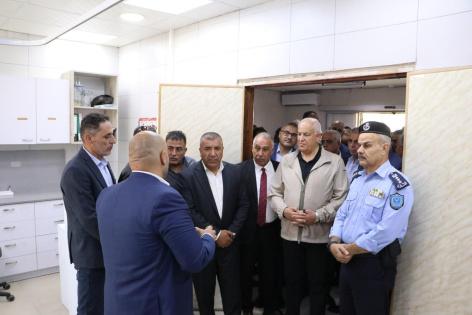 وزير الداخلية يجري جولة في بني نعيم والشيوخ وسعير ويبحث تعزيز الأمن والسلم الأهلي ودعم صمود المواطنين