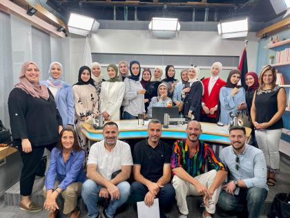 جمعية التمكين تنفذ زيارة تعلّم ميداني لطلبة خضوري في شبكة راية الإعلامية