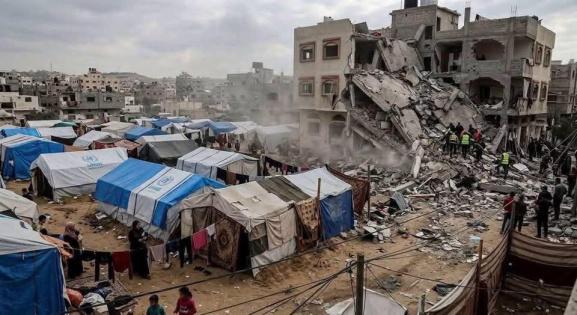 صور | انهيار مبنى متضرر في حي الصبرة بمدينة غزة
