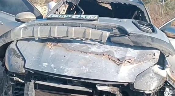 مستوطنون يحرقون مركبة ويحاولون اختطاف طفل في بيت أمر