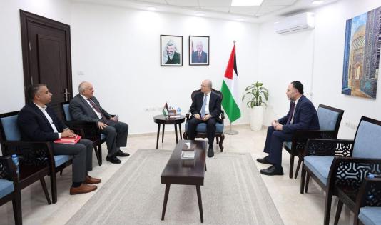رئيس الوزراء يلتقي وفد مصلحة مياه محافظة القدس ويشيد بجهود طواقمها