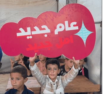 مقدمة من بنك فلسطين.. توزيع الحقائب المدرسية على الطلبة في مدرسة جورت اللوت بخانيونس جنوب قطاع غزة