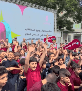 بنك فلسطين يواصل حملة توزيع الحقائب المدرسية ويصل إلى مدرسة دير اللاتين بمدينة غزة