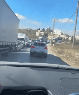 أزمة مرورية خانقة على مداخل رام الله وضواحي القدس جراء إغلاق الحواجز
