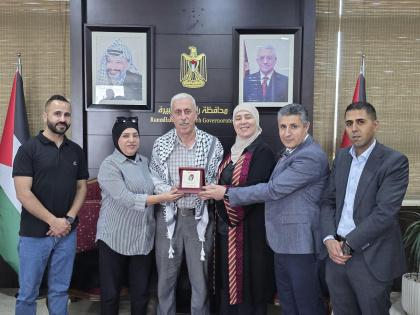 بعد 30 عاماً من العطاء.. الممرض اشتيوي يواصل العمل متطوعاً بعد التقاعد وغنام تكرّمه بـ