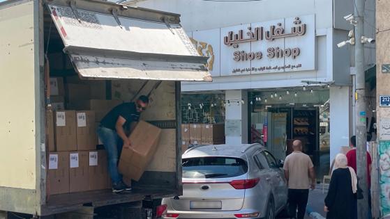 الخليل تصدّر أول شحنة أحذية فلسطينية إلى 