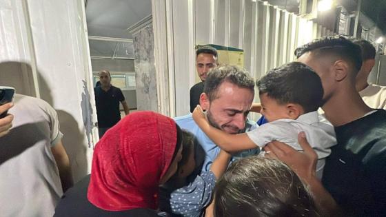 صورة: وصول خمسة أسرى محررين إلى مجمع ناصر الطبي في خان يونس