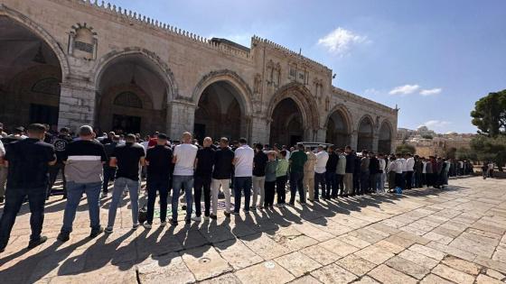 عشرات الآلاف يؤدون صلاة الجمعة في الأقصى