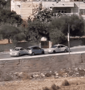 مستوطنون يهاجمون مواطنا وطفليه داخل مركبة شرق رام الله