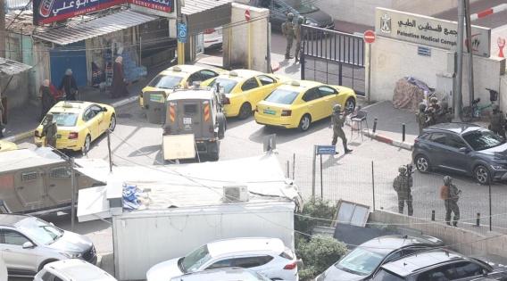 الاحتلال يقتحم ساحة مجمع فلسطين الطبي ويطلق قنابل الغاز في محيط التشريعي