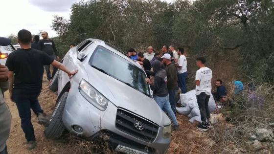 إصابات جراء انقلاب مركبة عقب مهاجمتها من مستوطنين في قرية فرخة