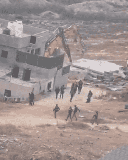 شاهد: الاحتلال ينفذ عمليات هدم في محيط مخيم قلنديا شمال القدس