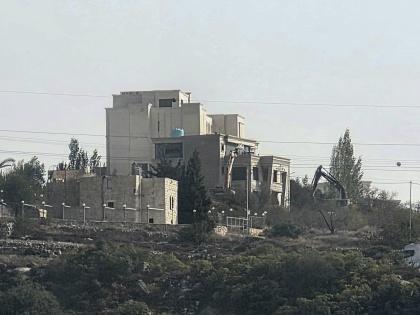 الاحتلال يهدم عمارة سكنية في الخليل ويغلق مداخل المدينة ومخارجها