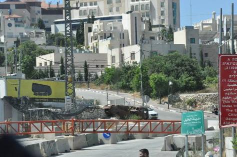 الخليل تحت الحصار: اليوم السادس يهجر آلاف الفلسطينيين وسط تكاتف مجتمعي واسع