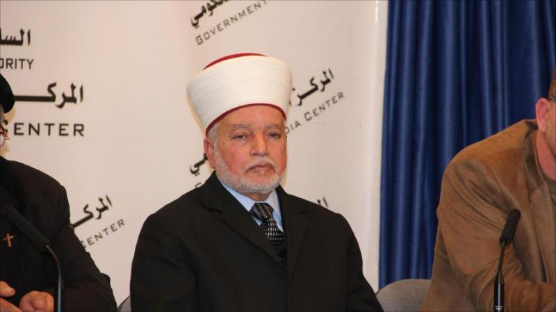 الاحتلال يفرج عن الشيخ محمد حسين ويبعده عن الأقصى لمدة أسبوع