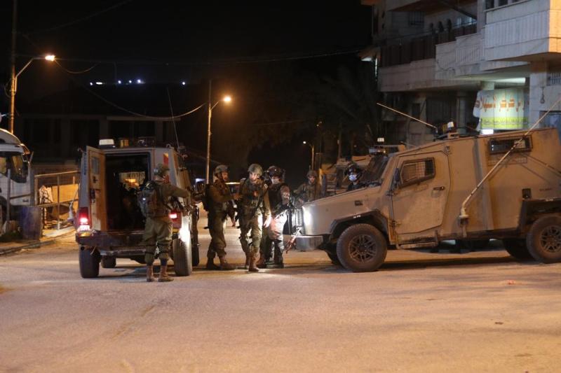 الاحتلال يحتجز 25 مواطنا ويحقق معهم ميدانيا في مخيم الدهيشة جنوب بيت لحم