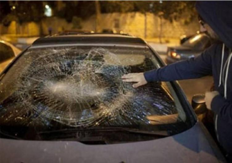 مستوطنون يحطمون مركبتين خلال هجوم على قرية برقا شرق رام الله