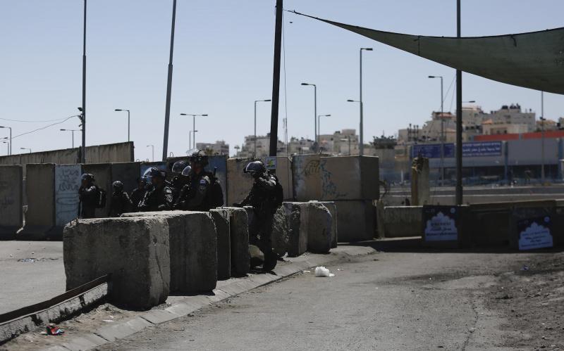 الاحتلال يطلق النار على مواطن عند حاجز قلنديا شمال القدس