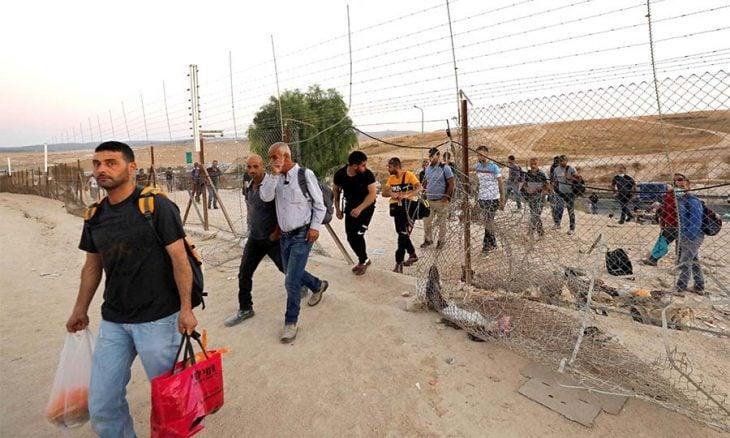 خاص| إسرائيل تتجه للاستغناء عن العمال الفلسطينيين.. حاجة اقتصادية أم ورقة سياسية؟