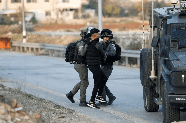 الاحتلال يعتقل شابين من بلدة عزون شرق قلقيلية