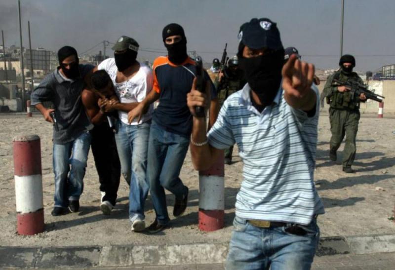 "مستعربون" يختطفون شابين جنوب بيت لحم والاحتلال يعتقل فتاة عند حاجز "الكونتينر "