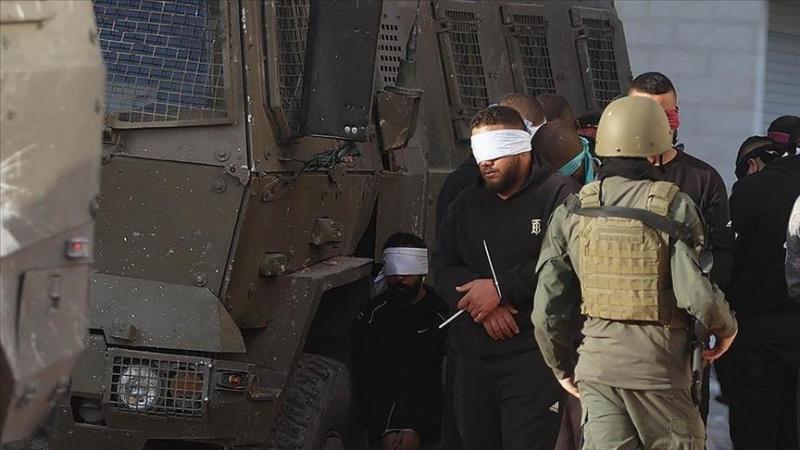 الاحتلال يعتقل 12 مواطنا من الضفة الغربية