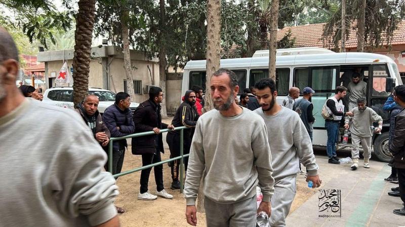 بالأسماء.. الاحتلال يفرج عن 8 أسرى من قطاع غزة