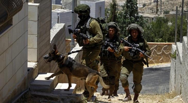 الاحتلال يعتقل مواطنا ويداهم منزلين في برقين غرب جنين