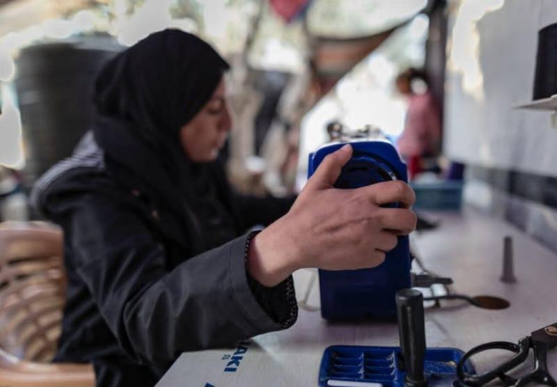 كل شيء دُمِر… ولم يبقَ من حلم "ولاء" سوى ماكينة وفستان يرويان الحكاية