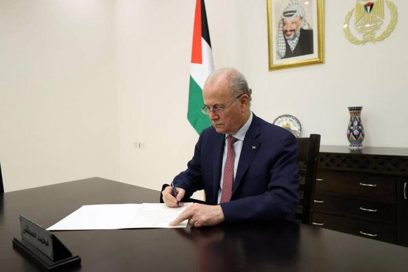 رئيس الوزراء محمد مصطفى يوقع قرارا بالمصادقة على إلزامية شراء المنتج الوطني في جميع العطاءات الحكومية