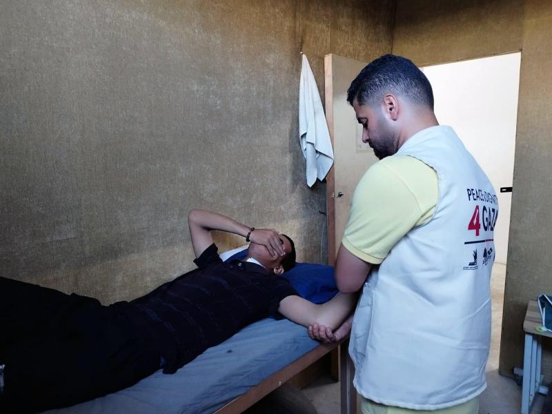 الجمعية الوطنية للتأهيل تواصل تقديم خدمات العلاج الطبيعي والعلاج الوظيفي في دير البلح