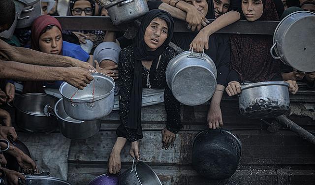 فولكر تورك مفوض الأمم المتحدة السامي لحقوق الإنسان؛ الصور القادمة من غزة لأشخاص يتضورون جوعا مفجعة ولا تُطاق