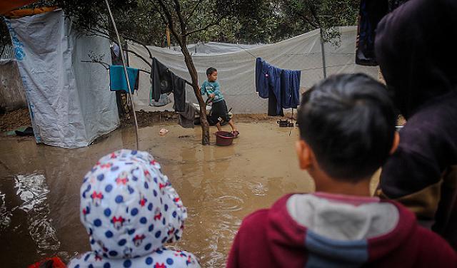 بين الطقس القاسي ونقص الإيواء.. ما هي مستجدات التدخلات الحكومية في قطاع غزة؟