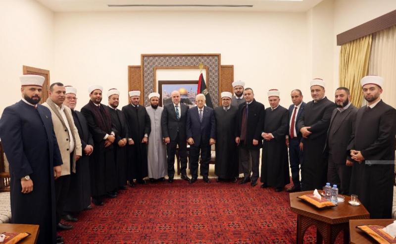 الرئيس عباس يستقبل وفدا من علماء الدين المسلمين والقضاة الشرعيين